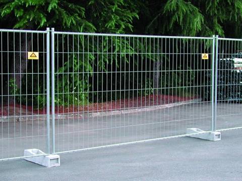 حصار قابل حمل استرالیا در خیابان پشت پارک نصب شده است.