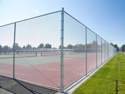 زمین های تنیس با روکش پلیمری با دروازه های دوبل حصار دارند.