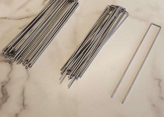 U استیپل های نایل سد استفاده شده به عنوان لنگر پارچه چشم انداز و چوب باغ