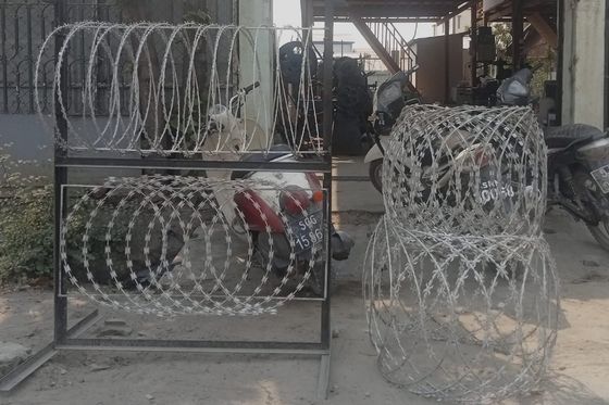600mm HDG BTO-16 5 کلیمپ 100 حلقه ضد صعود مرز با استفاده از کانتینر سیم تراش