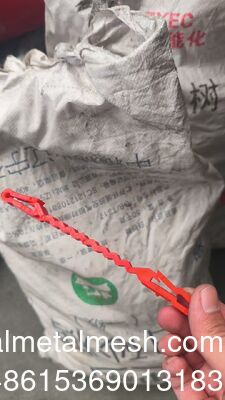 کلیپ های پلاستیکی قرمز که بین سیم کنسرتینا و سیم می روند