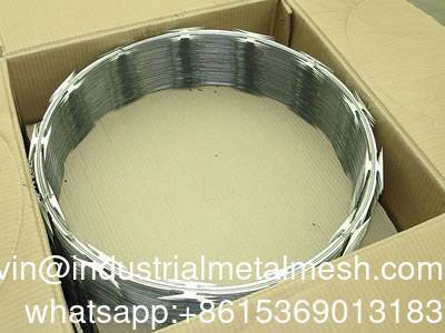 سیم خاردار گالوانیزه 900 میلی متری Concertina Razor Wire Bto-22 برای راه حل های حصار ایمن