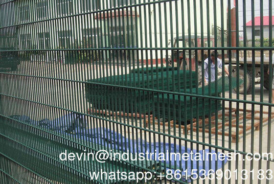 3D منحنی V Mesh مثلث خم شده فولاد گالوانیزه Welded Wire Mesh PVC پوشش ضد صعود امنیت بالا در فضای باز باغ محیط مزرعه حصار